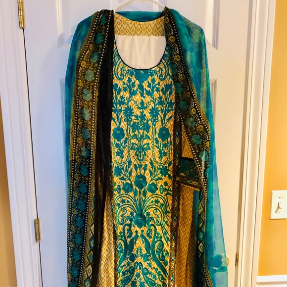 Pakistani suit - Picture 2 of 4